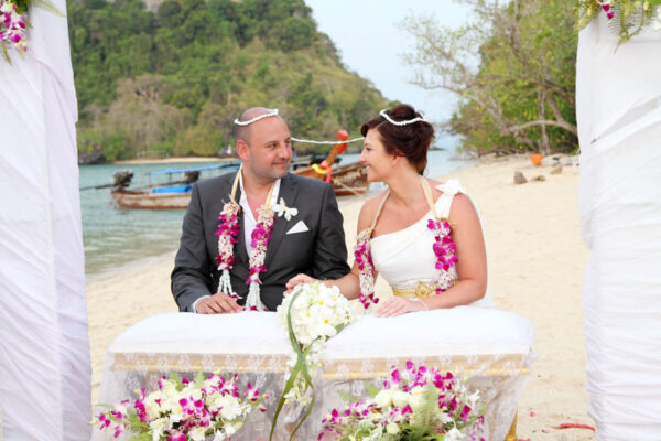 Pakbia Island Beach Marriage : Elizabeth + Neal